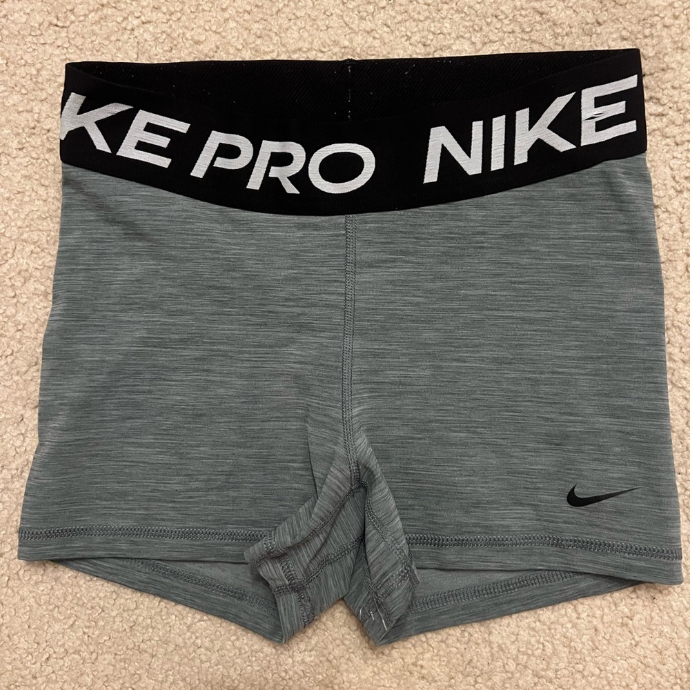 Nike pro shorts women’s size small gray